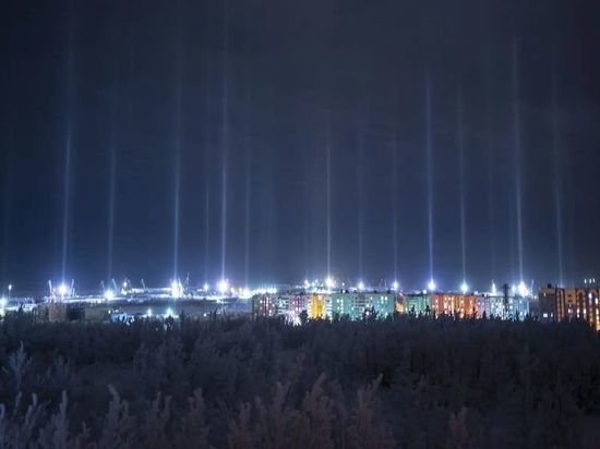 Световые столбы заснял фотограф на севере Красноярского края
