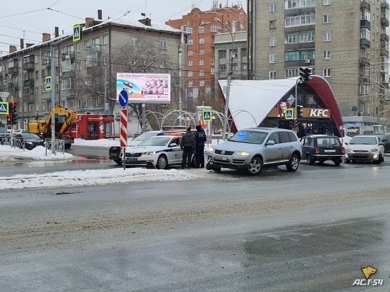Полицейская Skoda столкнулась с Volkswagen в центре Новосибирска