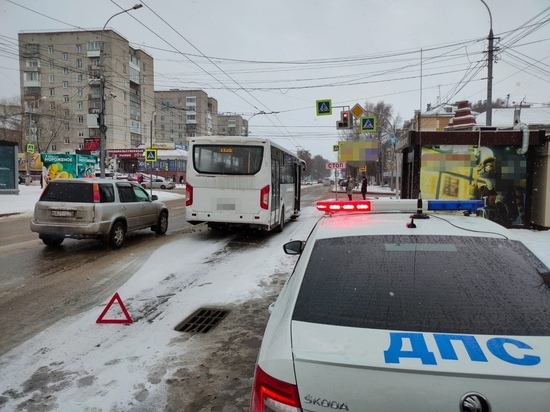 Полиция расследует столкновение Mazda и автобуса в Томске