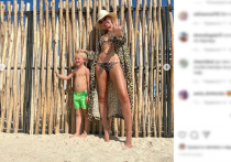 Телеведущая Ксения Собчак, которая отдыхает сейчас со своим четырехлетним сыном Платоном на море в Дубае, рассказала на своей странице в Instagram, что ребенок отказывается возвращаться домой