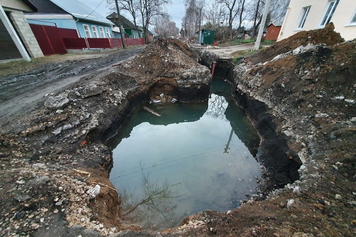 Яму заполненную водой. Яма с водой. Тульская яма в Новосибирске. Яма большая вода с крышкой. Зарывают большую яму.