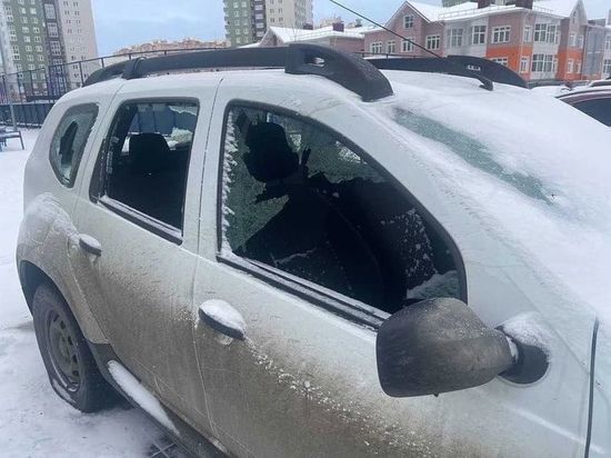 В Омске на Левом берегу неизвестные побили стёкла и кузов у иномарки на парковке