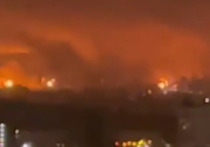 Появилось видеозапись пожара на складе коксохимического цеха Новолипецкого металлургического комбината (НЛМК), где вечером 14 ноября произошел взрыв