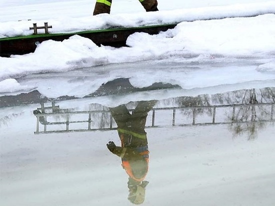 Заполярные спасатели оказали помощь провалившимся под лед северянам