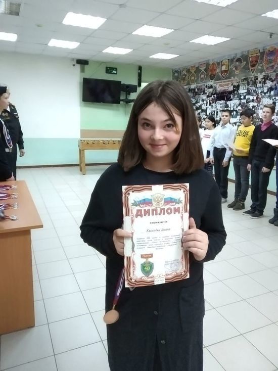 Девочка-подросток в розовой куртке пропала в Магадане