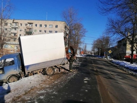 Два грузовика столкнулись на улице Энтузиастов в Хабаровске