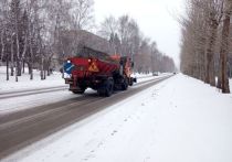 После того, как в Барнауле выпал мокрый снег, проезжую часть начали предварительно обрабатывать реагентами