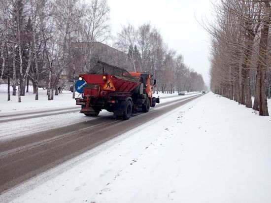 Барнаульские дороги начали посыпать реагентами