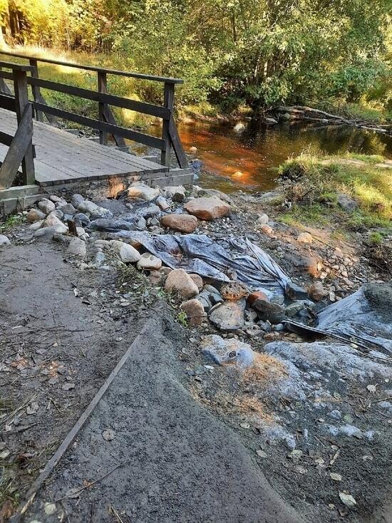 Ноги бы не переломать: петрозаводчанка пожаловалась на подход к мосту