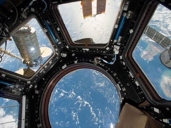 Российские космонавты МКС спрячутся в "Союзе" из-за космического мусора