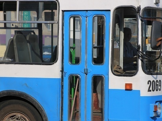 Жителей Омска бесплатно учат водить троллейбус