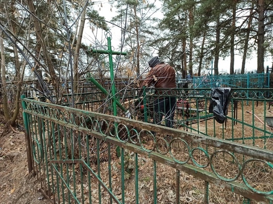 На одном из кладбищ Тверской области мусор складывали прямо на земле