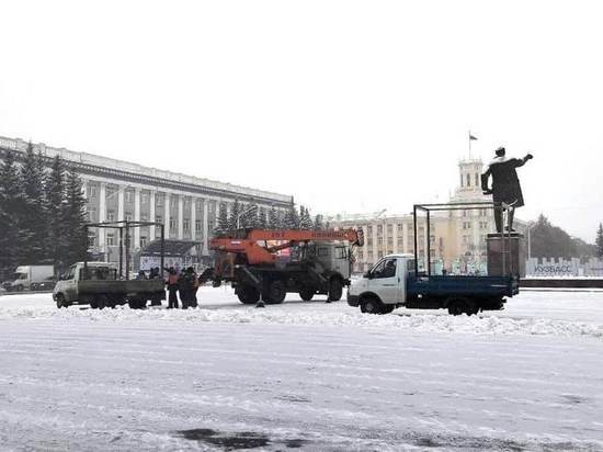 Кемеровская новогодняя ель приходит по кусочкам