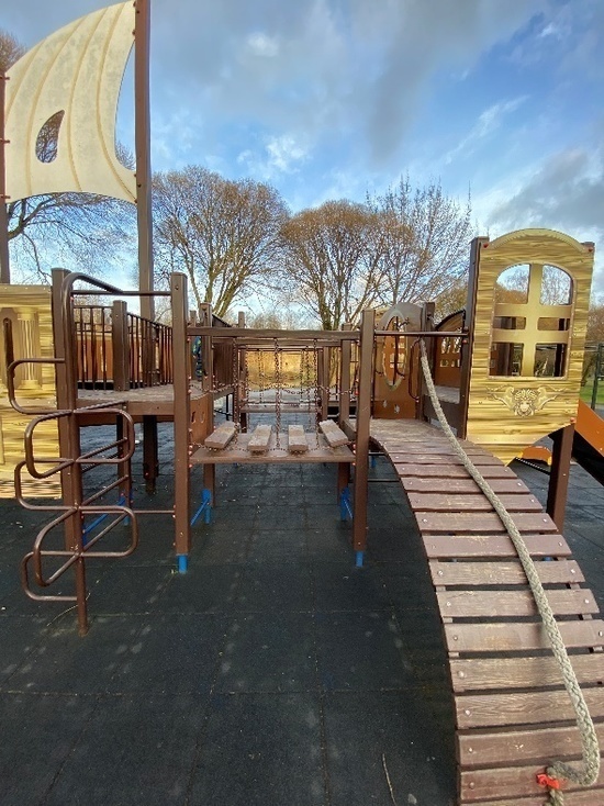 В Пскове отремонтировали несколько детских площадок