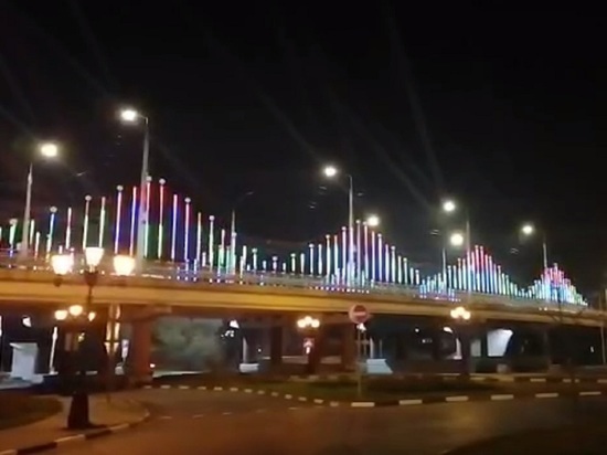 Мост рядом с НИУ "БелГУ" украсили к Новому году