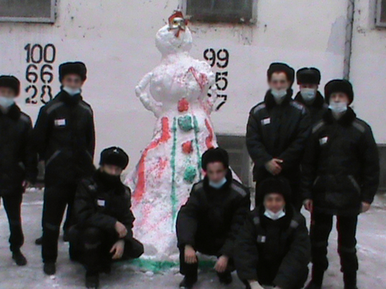 Осужденные в Хабаровском крае слепили снеговика в человеческий рост