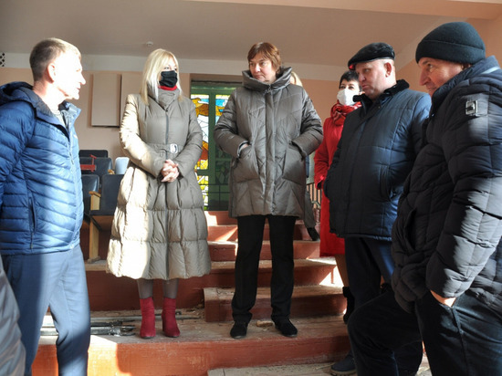 Лариса Рябихина оценила ход капремонта Дома культуры в Неверкинском районе