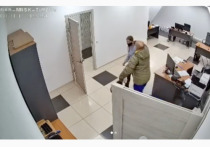 В Минусинске Красноярского края агрессивный клиент напал на сотрудницу офиса оператора интернет-связи. Мужчина ударил по лицу женщину, а также хватал ее за шею.