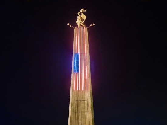 В Калугу вызван подрядчик для устранения неполадок подсветки стелы на площади Победы