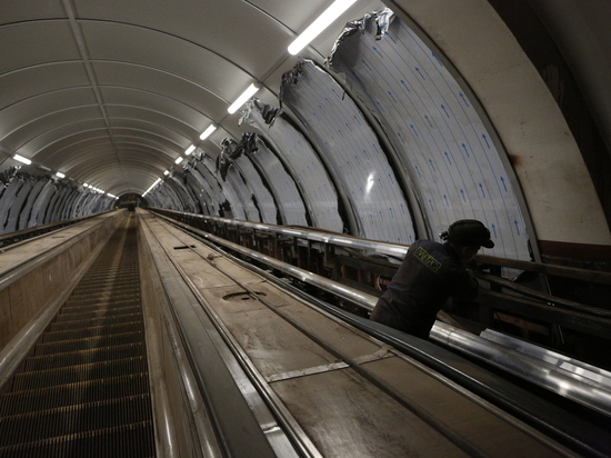 Траволаторы на трех станциях метро в Петербурге запустят до конца года