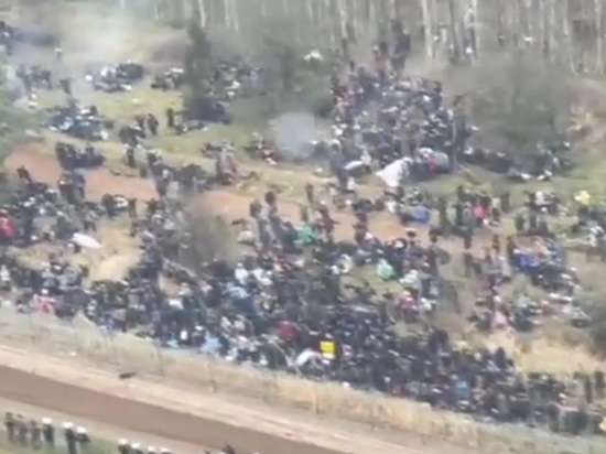 Польша заявила, что силовики Белоруссии мешают отходу мигрантов от границы