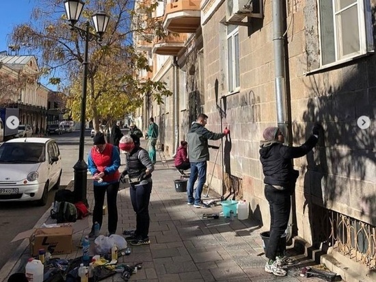В Астрахани активисты очистили фасад дома в центре города