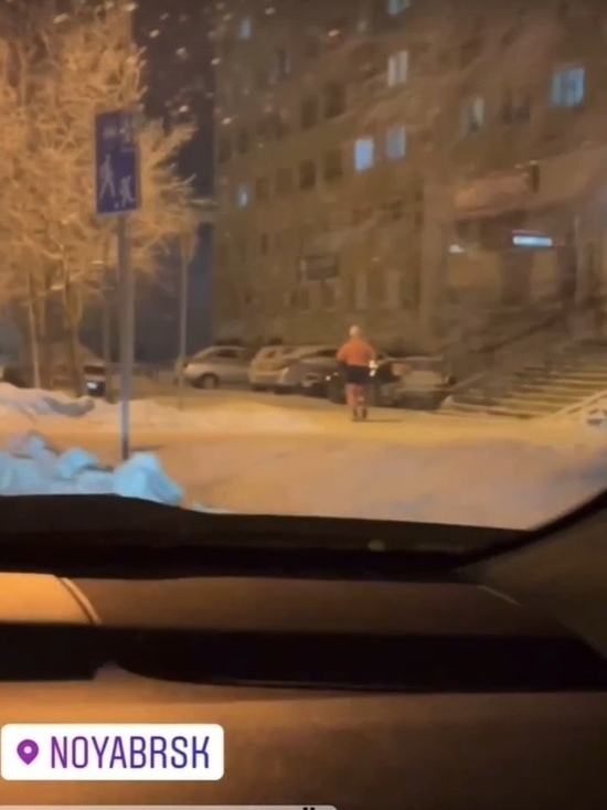 Мужчина в одних трусах вышел на пробежку в мороз в Ноябрьске