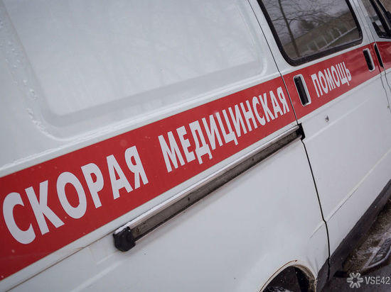 Выскочившая на обочину легковушка сбила пешехода в Кемерове