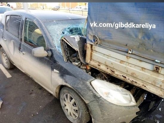Иномарка въехала в ГАЗ в Петрозаводске