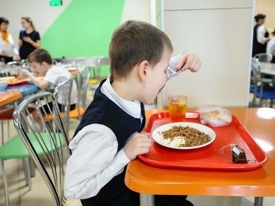 Владимирские школьники смогут расплачиваться за обеды картой