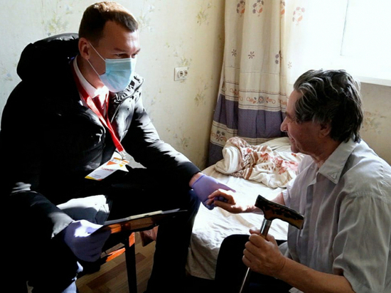 Михаил Дегтярев доставил продукты пенсионеру в рамках всероссийской акции взаимопомощи #МыВместе