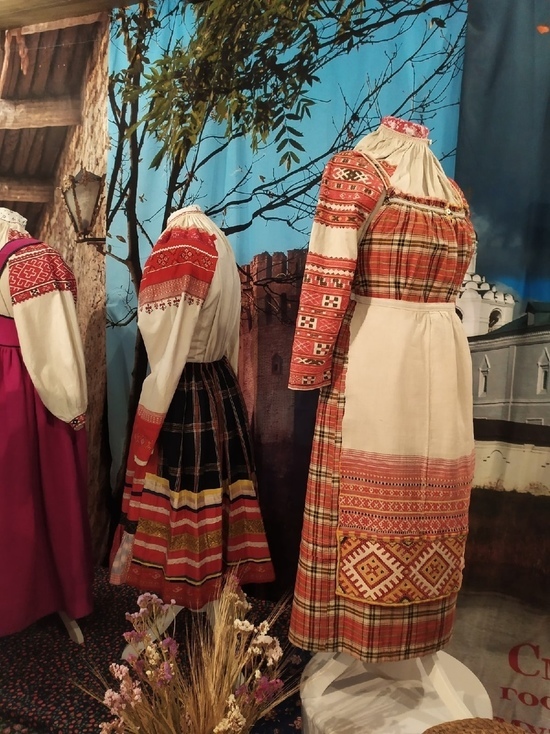 На выставку костюмов прошлого века приглашает туристов Изборск