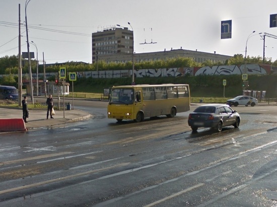 Пассажир автобуса в Екатеринбурге пожаловался на курящего кондуктора