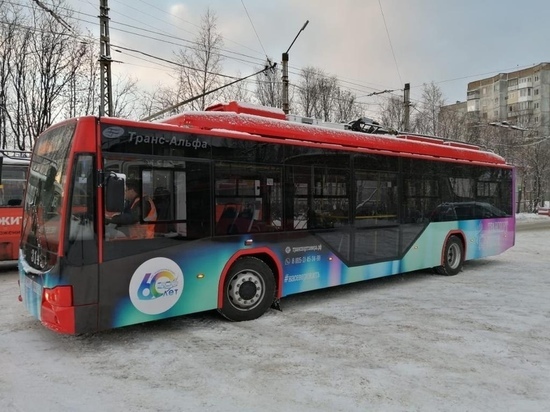 По Мурманску начали ездить новые троллейбусы с северным сиянием