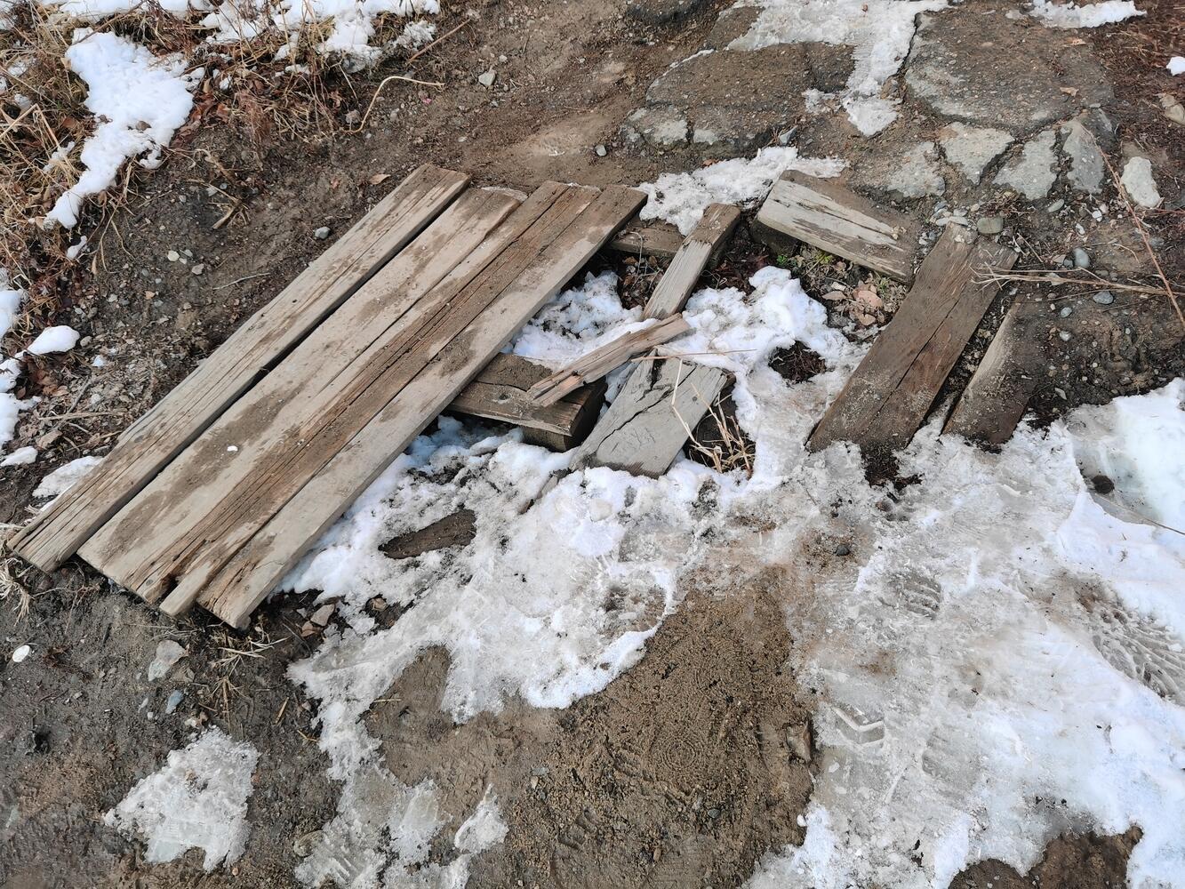 Мусорное горе от ума у стен кинотеатра «Хабаровск»