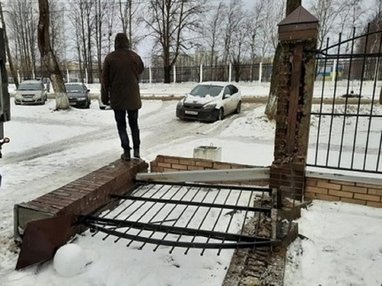 Муниципальный подрядчик снёс ограду парка культуры и отдыха в Северодвинске