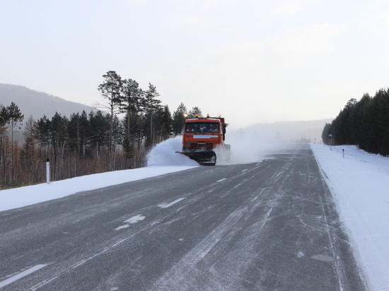 Более 100 машин спецтехники чистят дороги от снега в Забайкалье