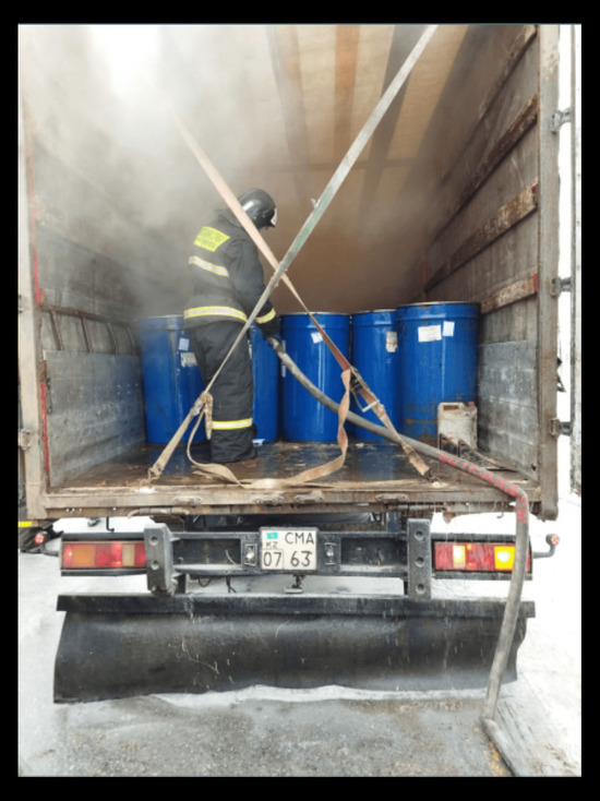 Из-за лопнувшего колеса в Башкирии загорелся грузовик