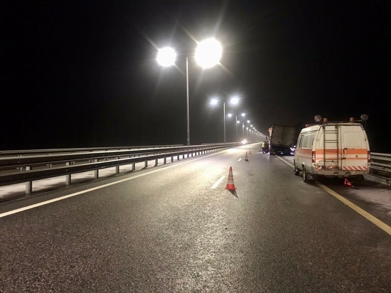 В Окуловском районе тягач протаранил иномарку