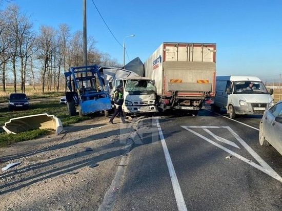 В жёсткой аварии под Анапой столкнулись грузовик, легковушка и трактор