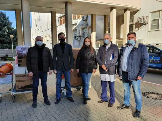 Молодые депутаты Краснодара передали гуманитарную помощь врачам ККБ №2