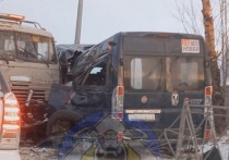 В ДТП с участием «КамАЗа» и микроавтобусом Ford пострадали три человека