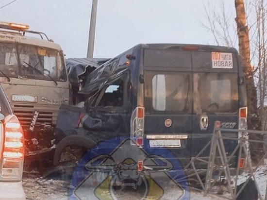 Три человека пострадали в ДТП с грузовиком в Песчанке