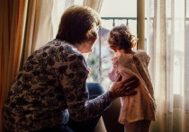 Научное исследование объяснило, почему бабушки так важны для воспитания детей.