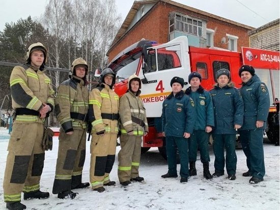 7 жителей многоквартирного дома спасли пожарные в Ижевске