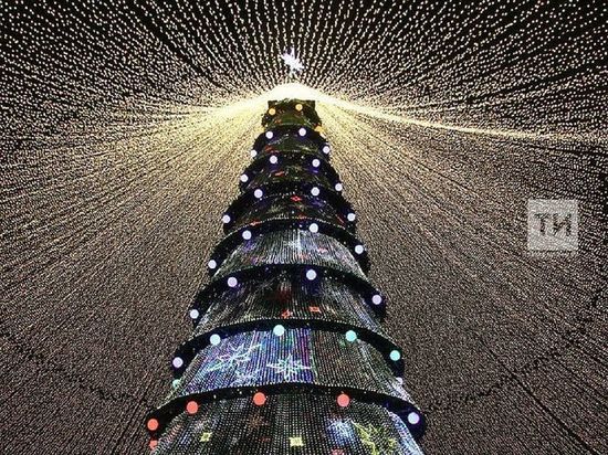 Главную новогоднюю ель начали устанавливать у Чаши в Казани
