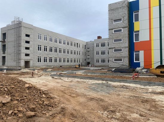 На юге Волгограда строительство школы-тысячника выполнено на 50%