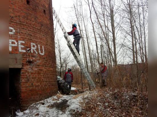 В Хабаровске любителям прыжков с высоты ограничили доступ на кирпичную трубу