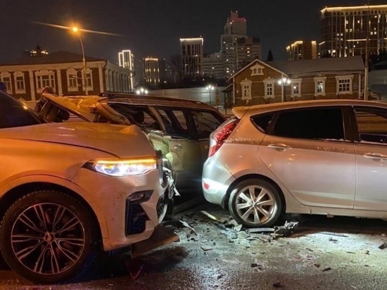 В Новосибирске ночью произошла крупная авария с участием пяти машин