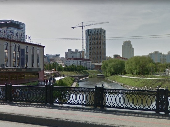 На набережной в центре Екатеринбурга река Исеть разрушает лестницу